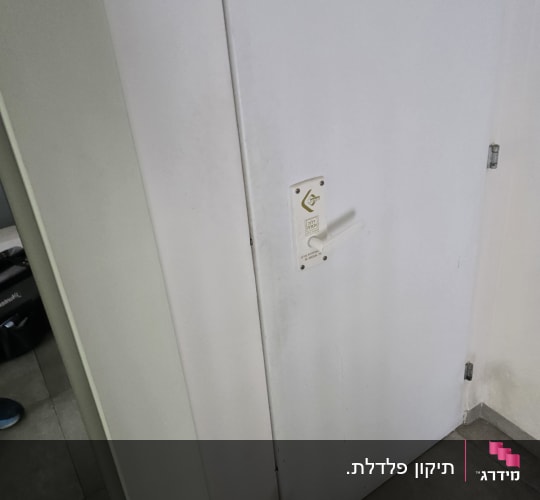 דלת עם מנעול וידית לבנה